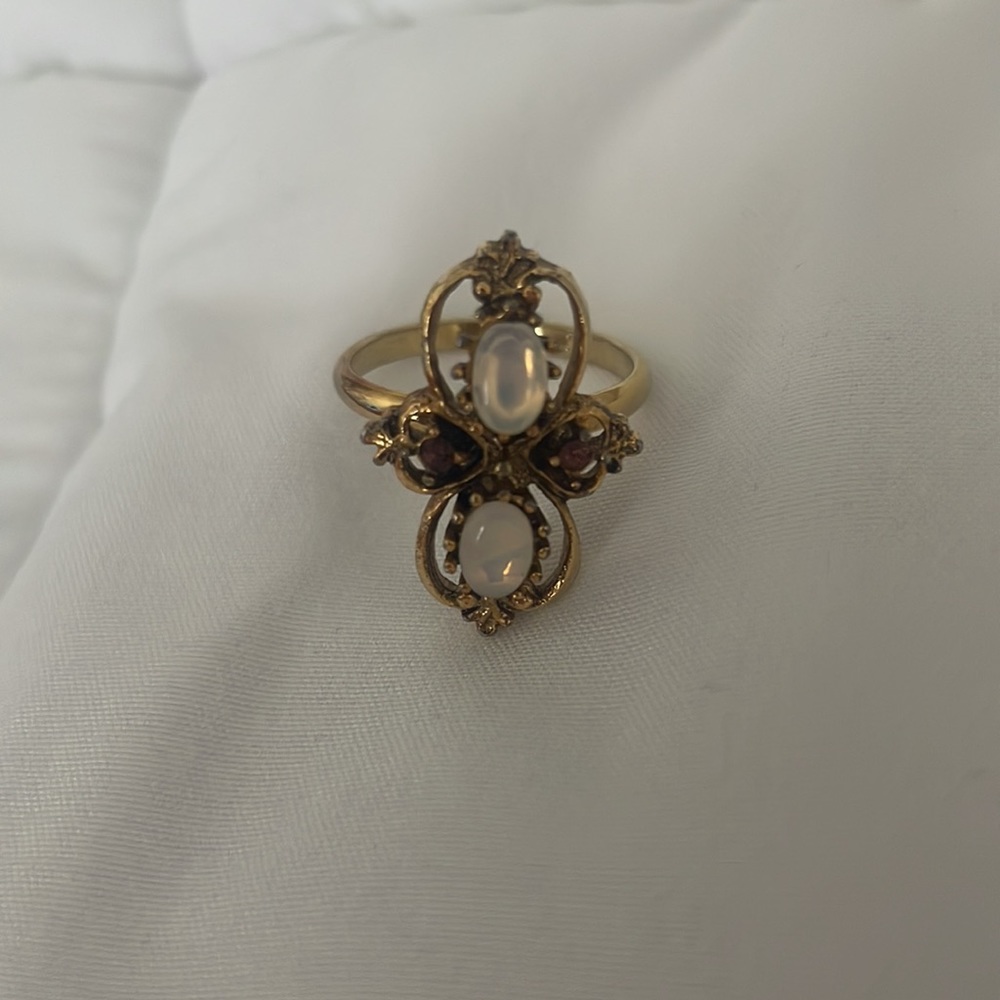 ❌ SOLD ❌ Vintage Vogue Cocktail Ring Size 7.5 - Picture 2 of 2